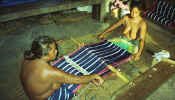 fais_women_weaving.jpg (32236 bytes)