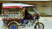 vien_tuktuk.jpg (16493 bytes)
