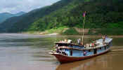 xay_boat.jpg (14278 bytes)